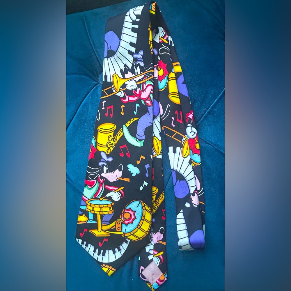 Vintage Goofy “One Man Band” silk tie!